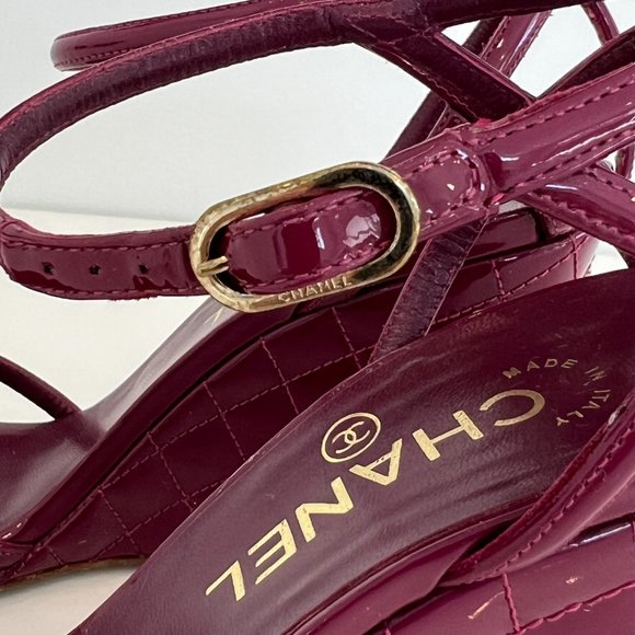 CHANEL FUSHIA PATENT LEATHER WEDGE SANDALS SIZE IT 38 / US 8 - Picture 13 of 16